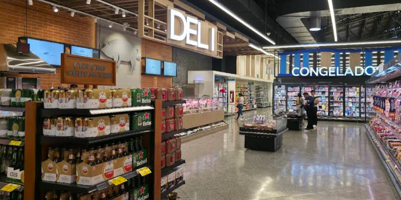 Persona realizando una transferencia desde el celular